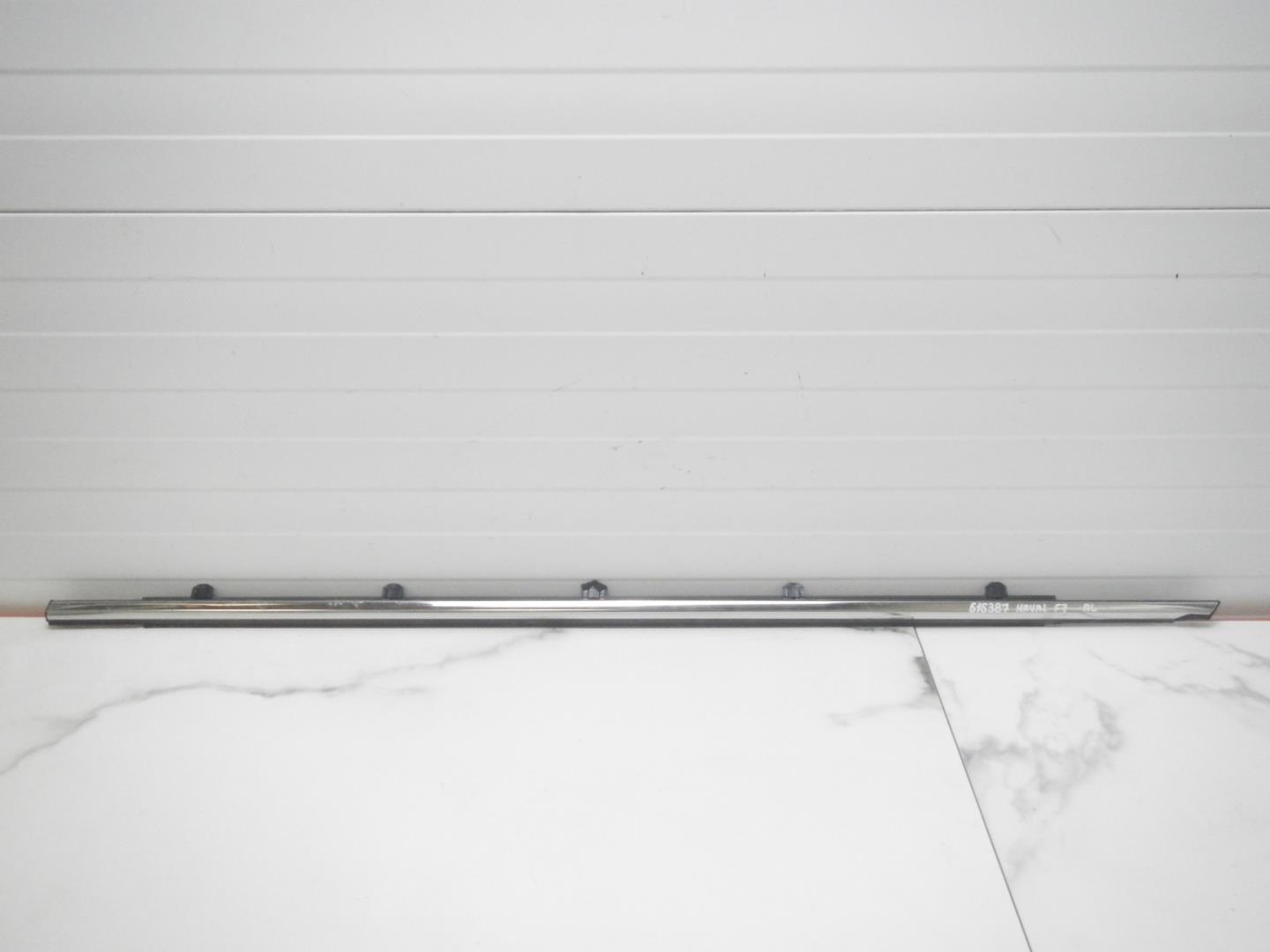 Накладка лобового стекла левая