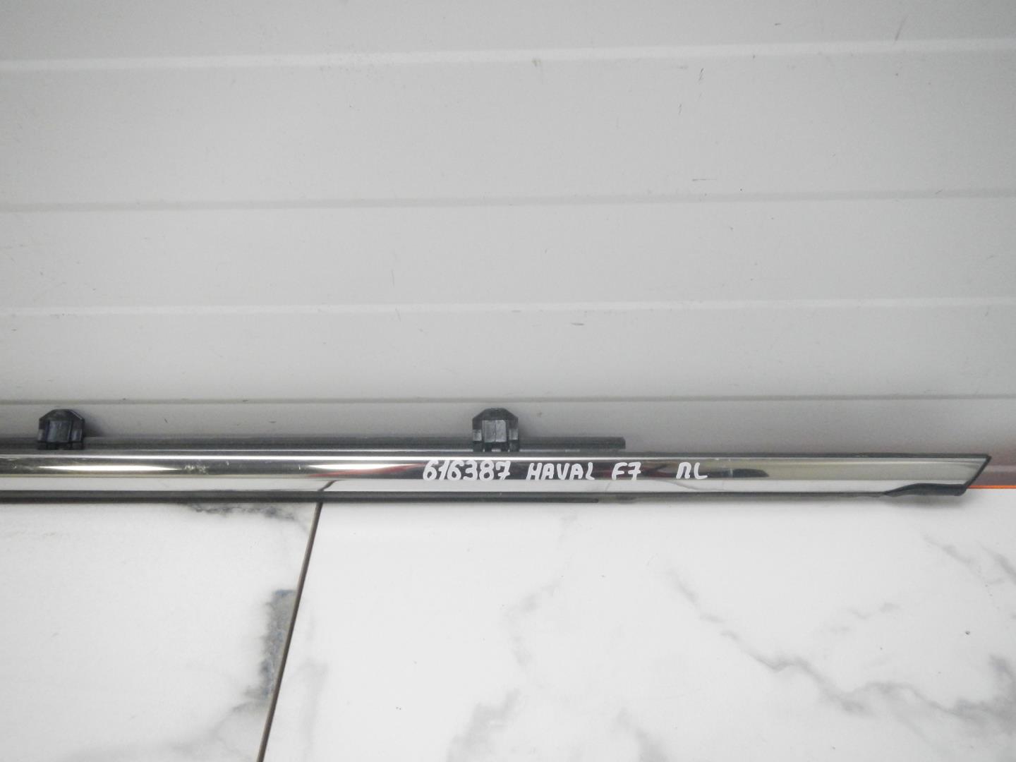 Накладка лобового стекла левая