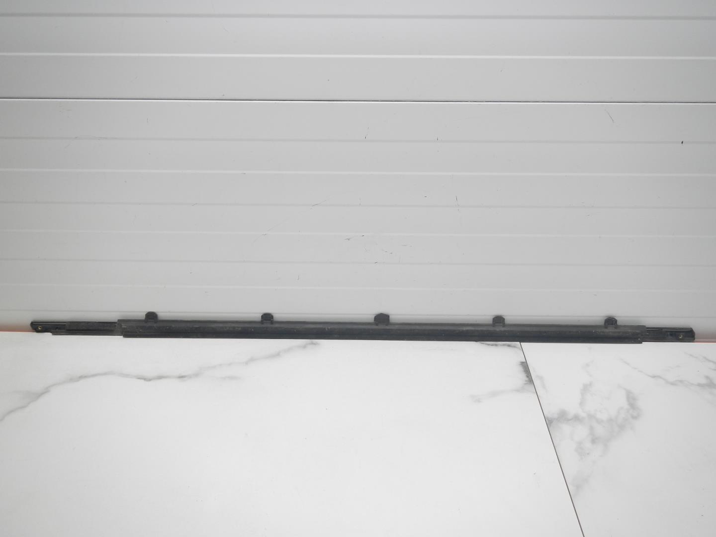 Накладка лобового стекла левая