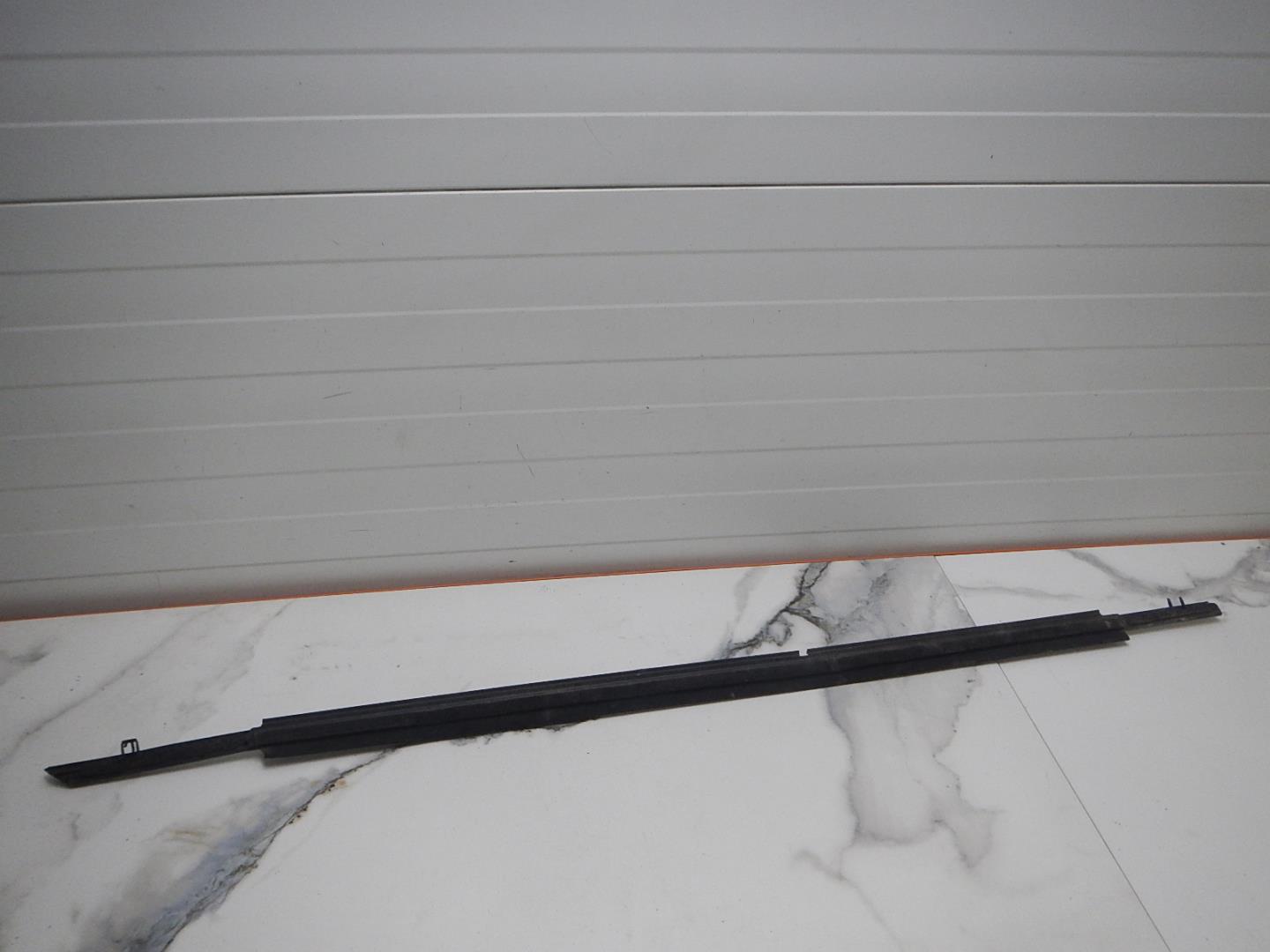 Накладка лобового стекла левая