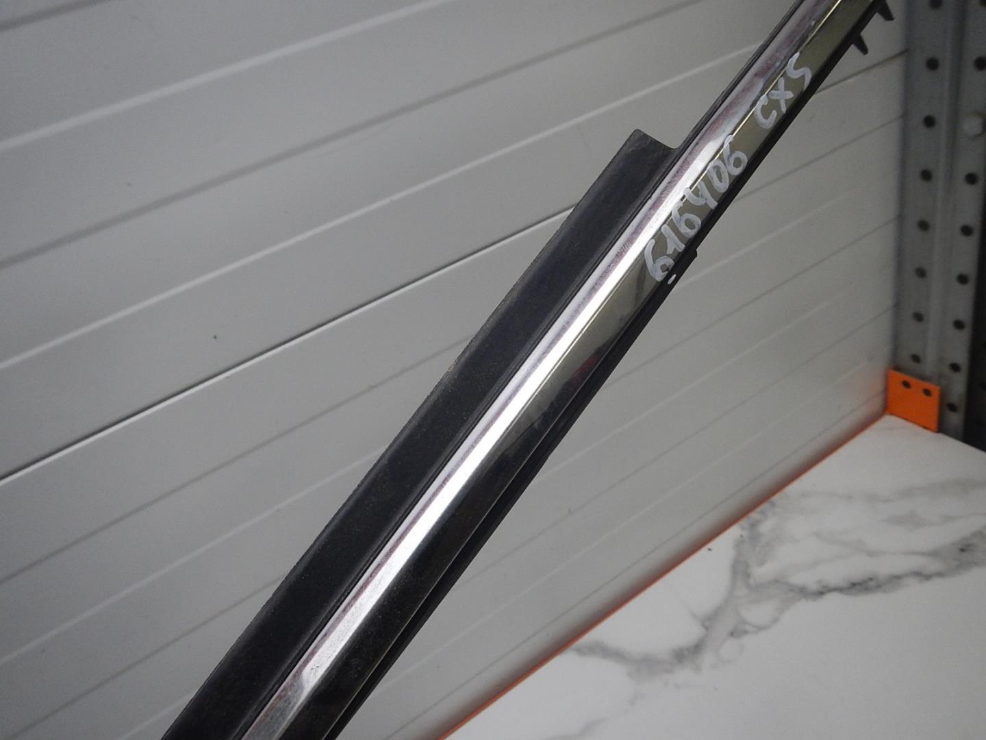 Накладка лобового стекла левая