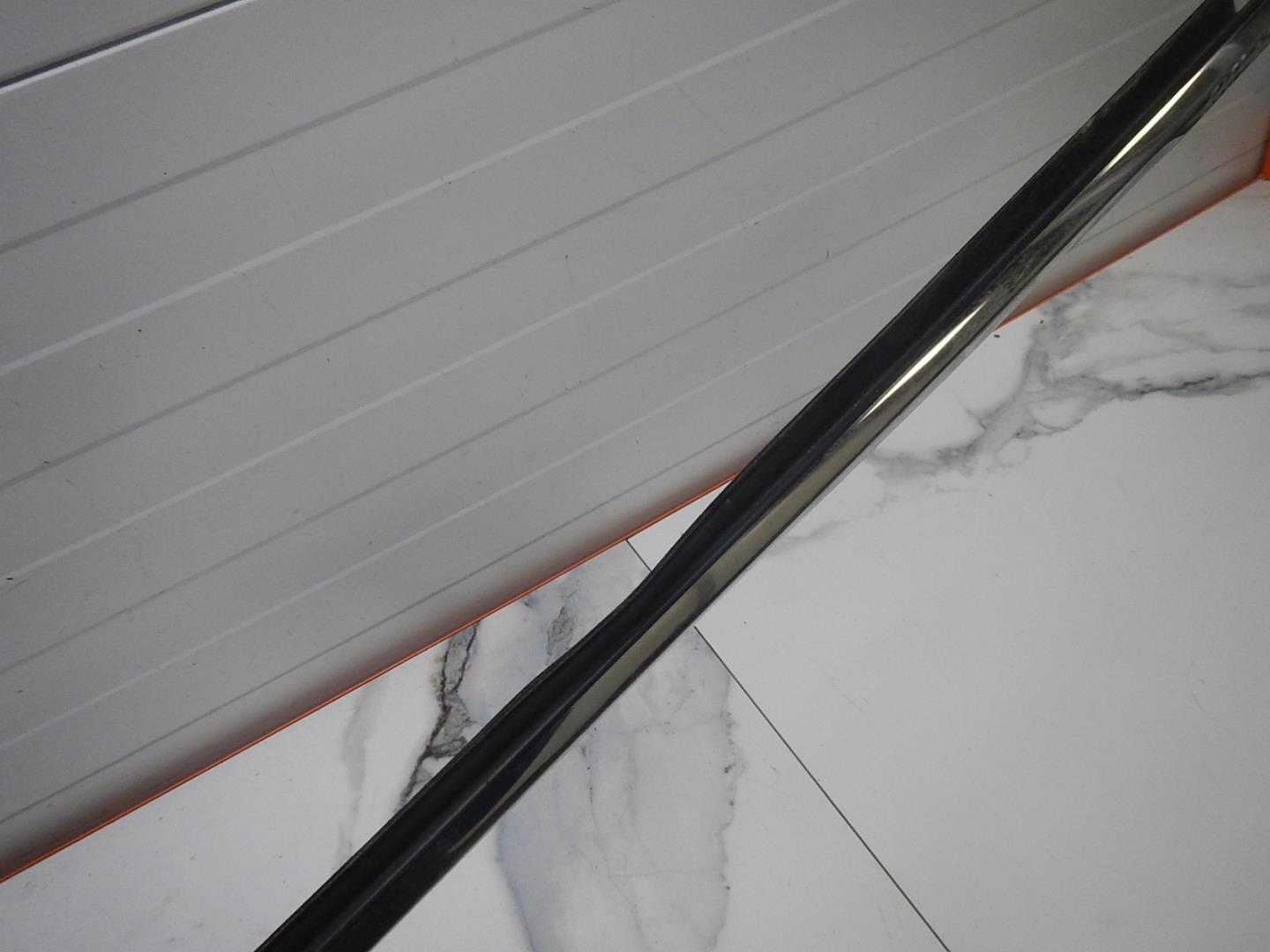 Накладка лобового стекла левая