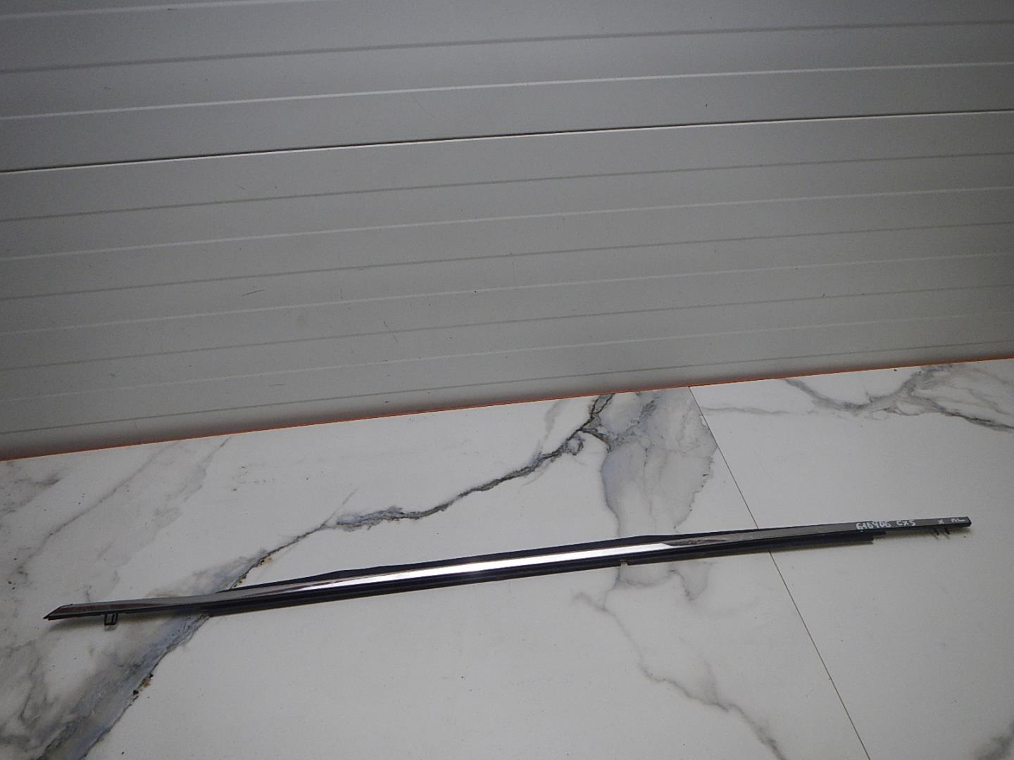 Накладка лобового стекла левая