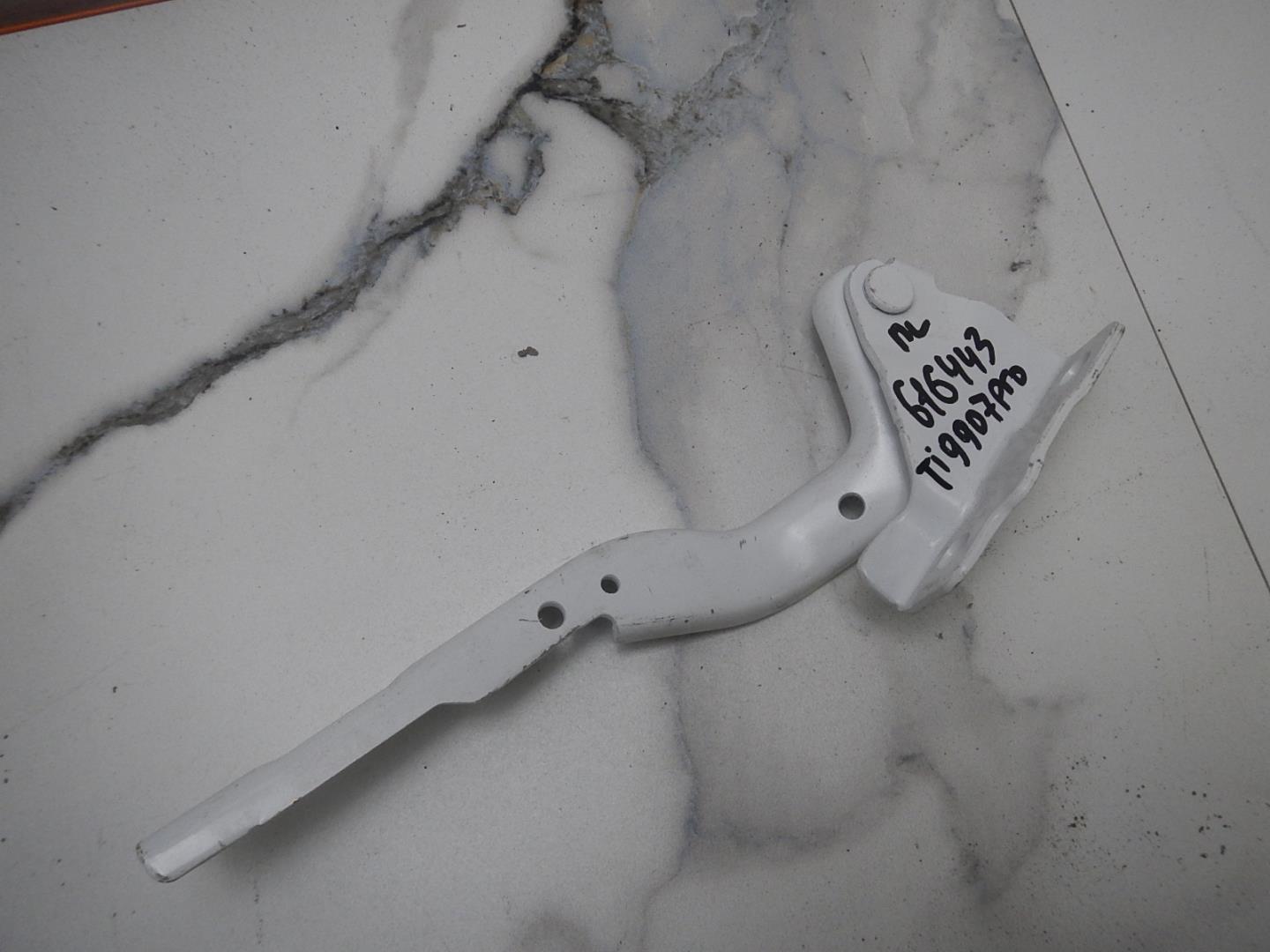 Петля капота левая