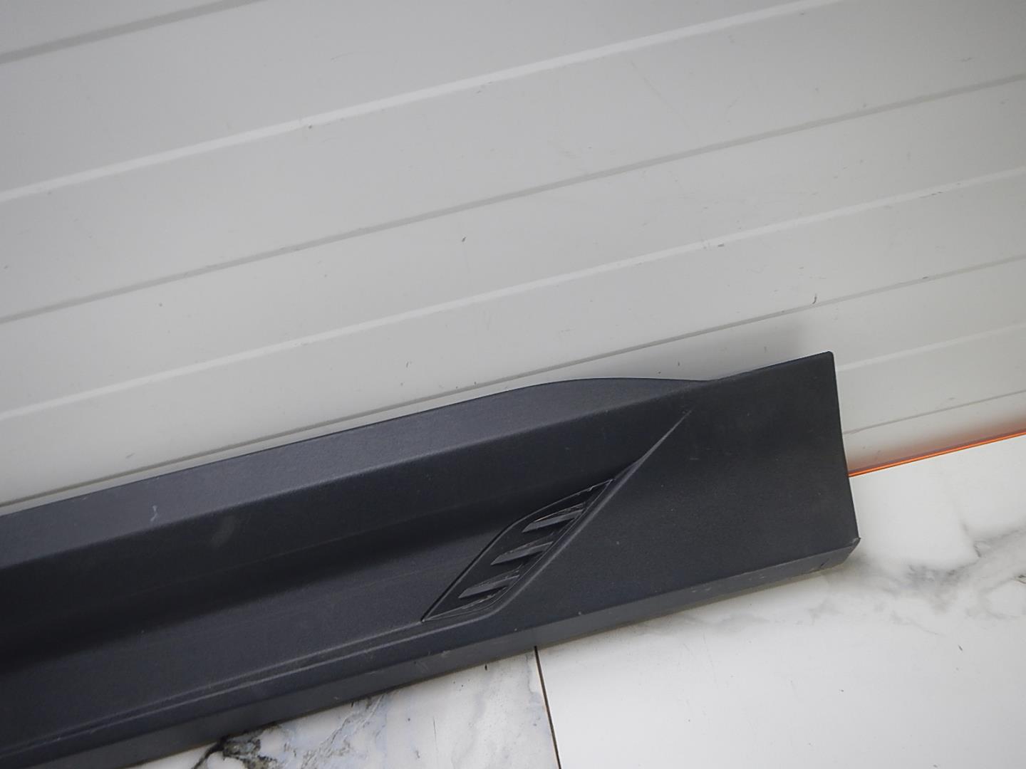 Молдинг передней правой двери