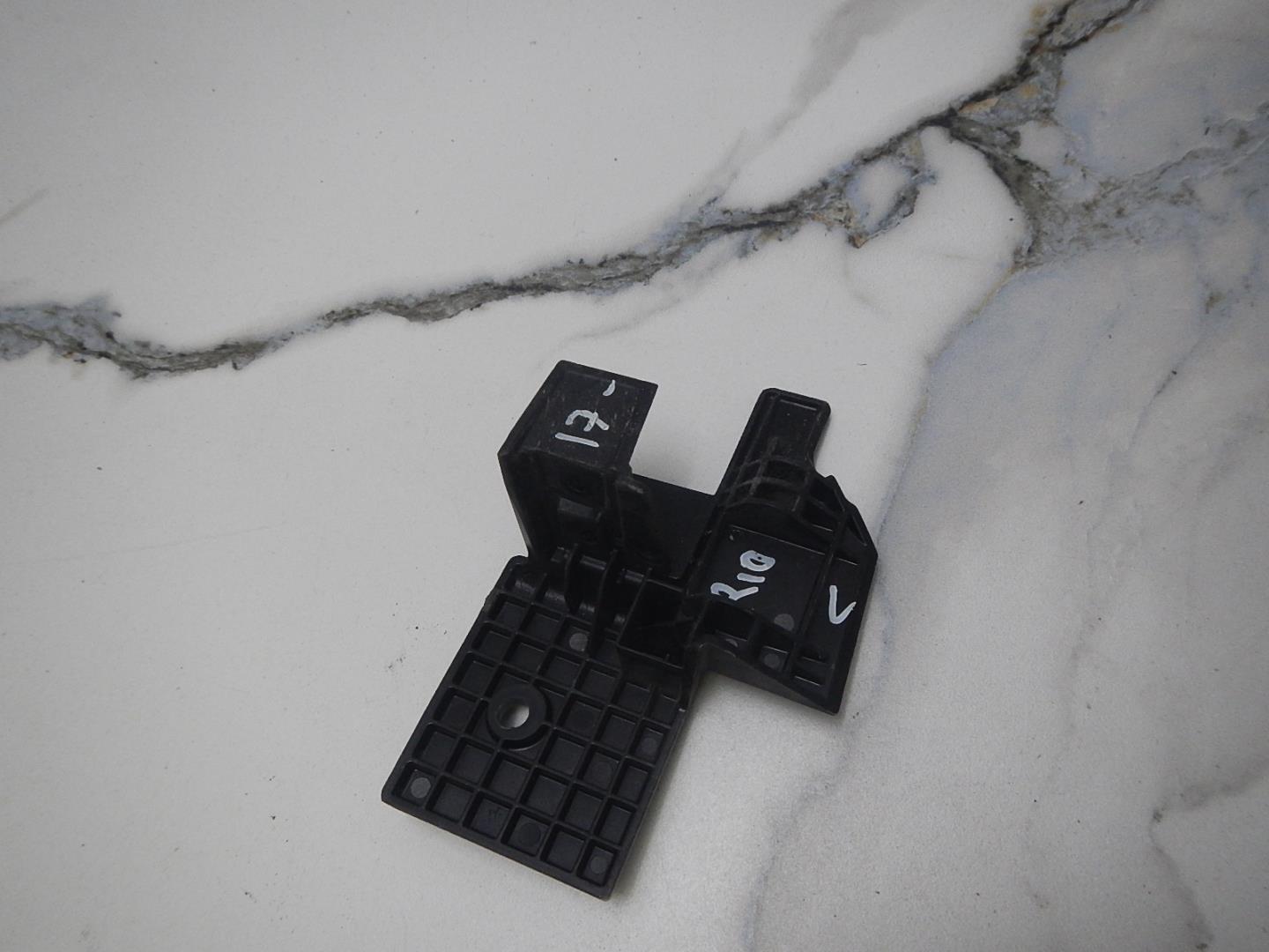 Кронштейн фар левый