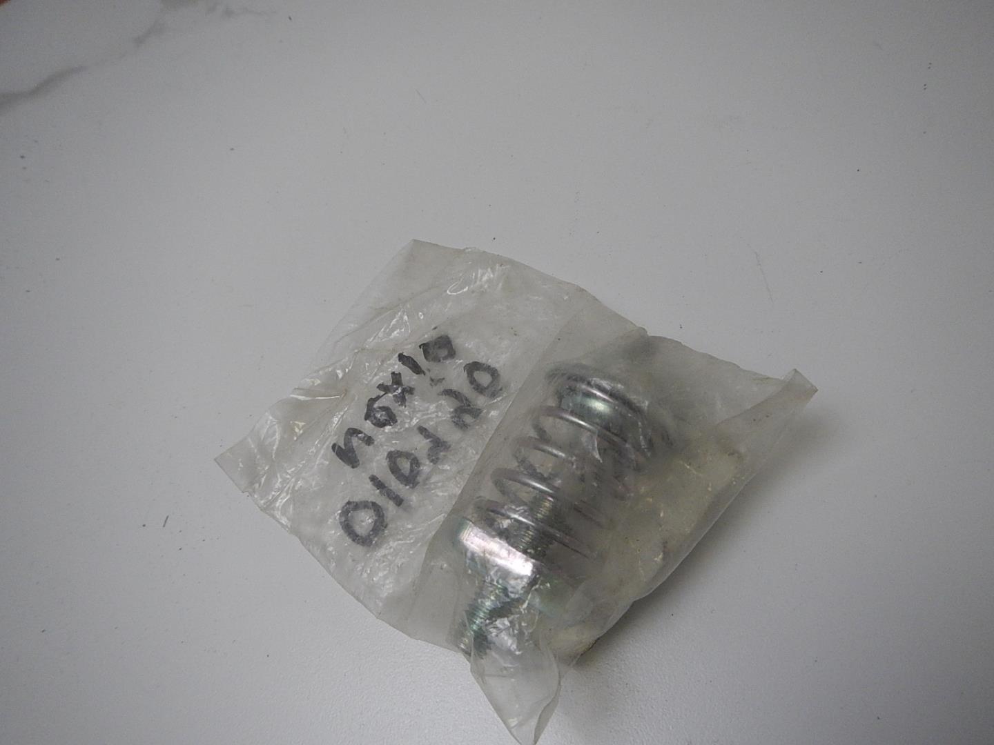 Замок капота