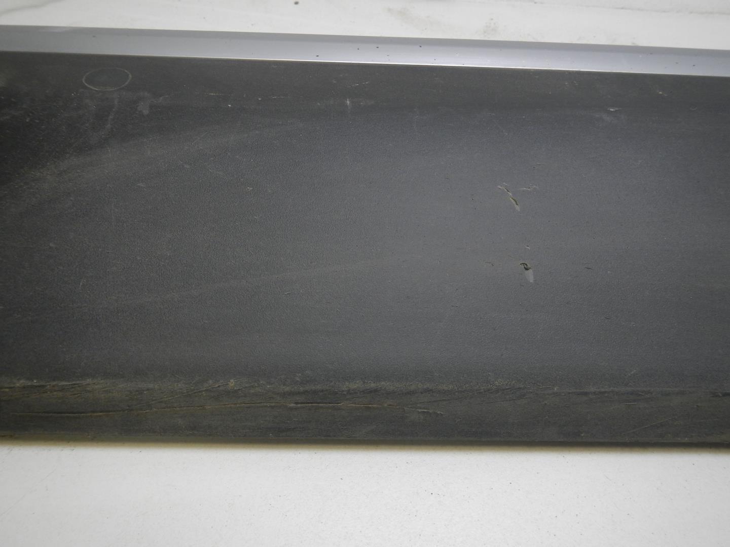 Молдинг передней правой двери