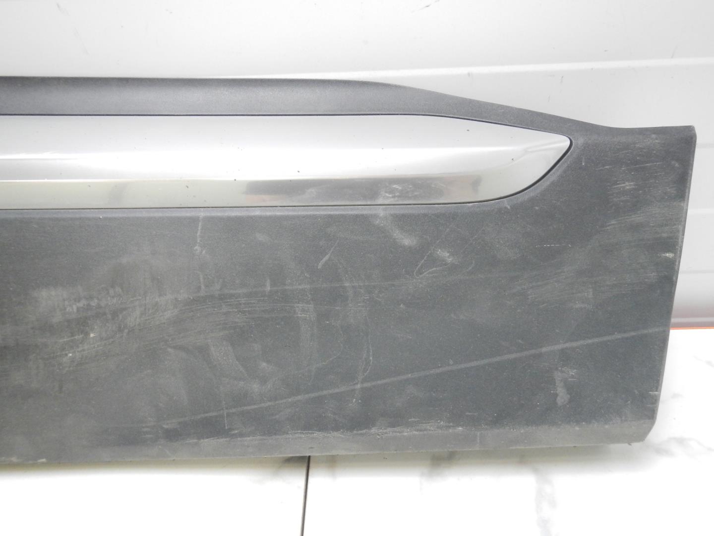 Молдинг передней правой двери