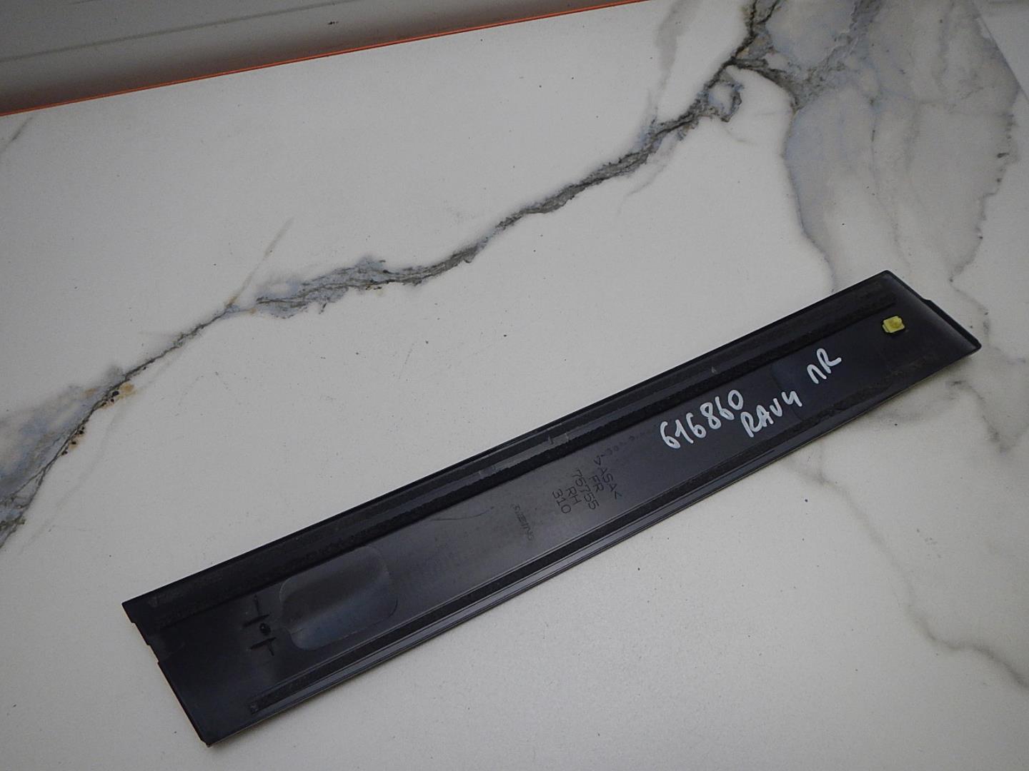 Накладка двери передней правой