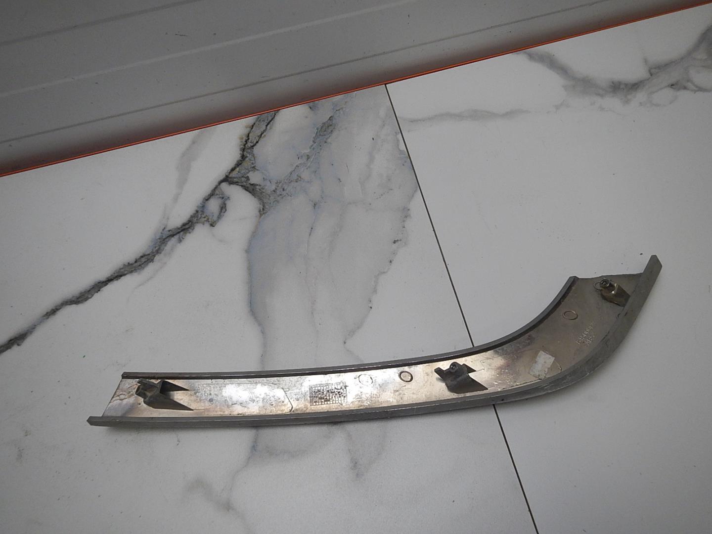 Молдинг переднего бампера левый