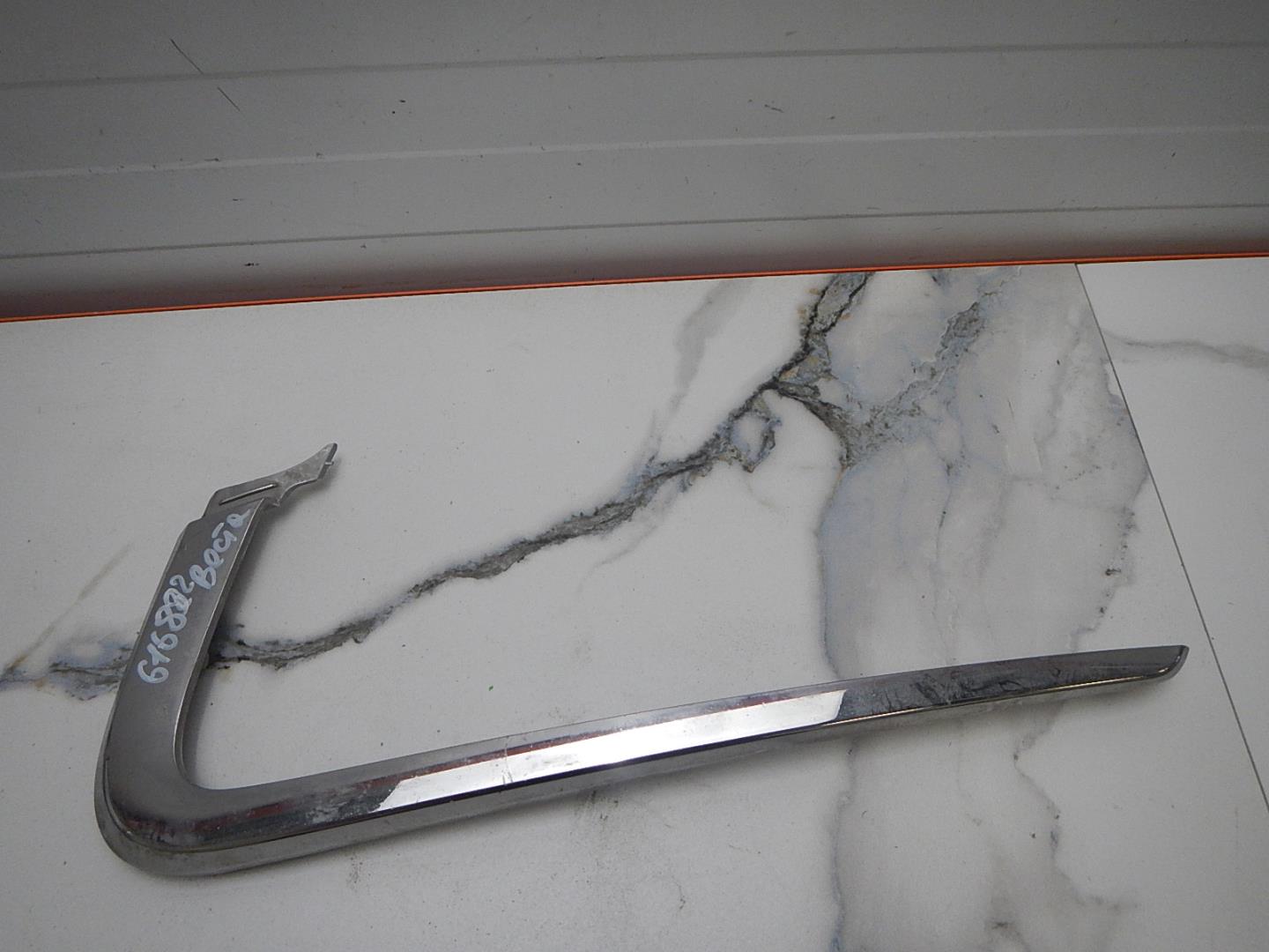 Молдинг переднего бампера правый