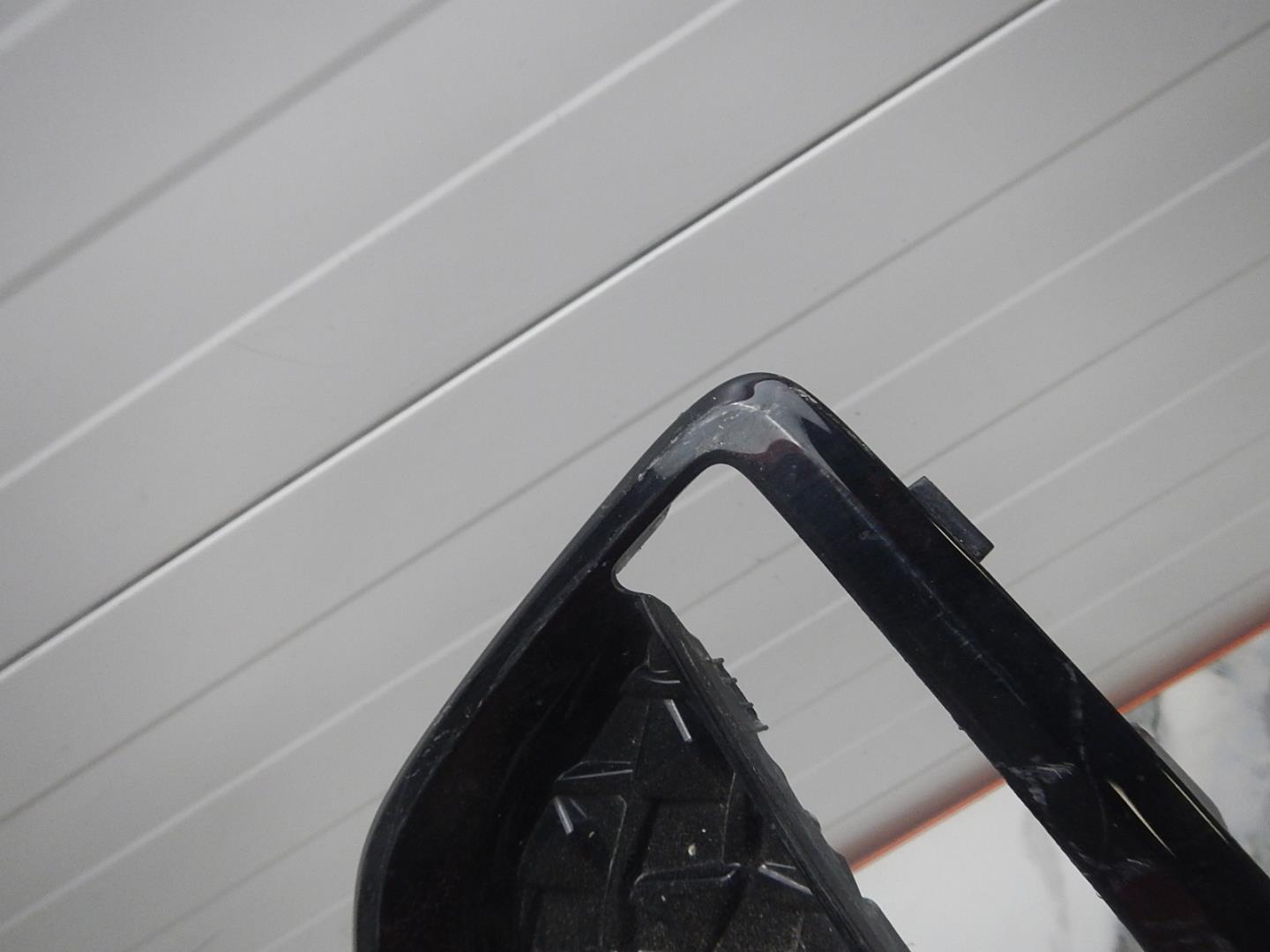 Рамка противотуманной фары левой