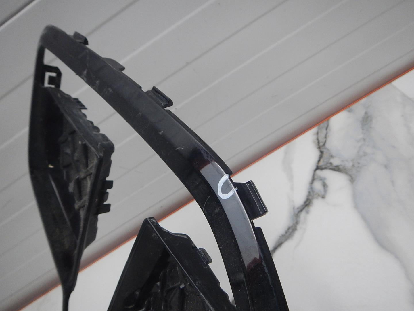 Рамка противотуманной фары левой