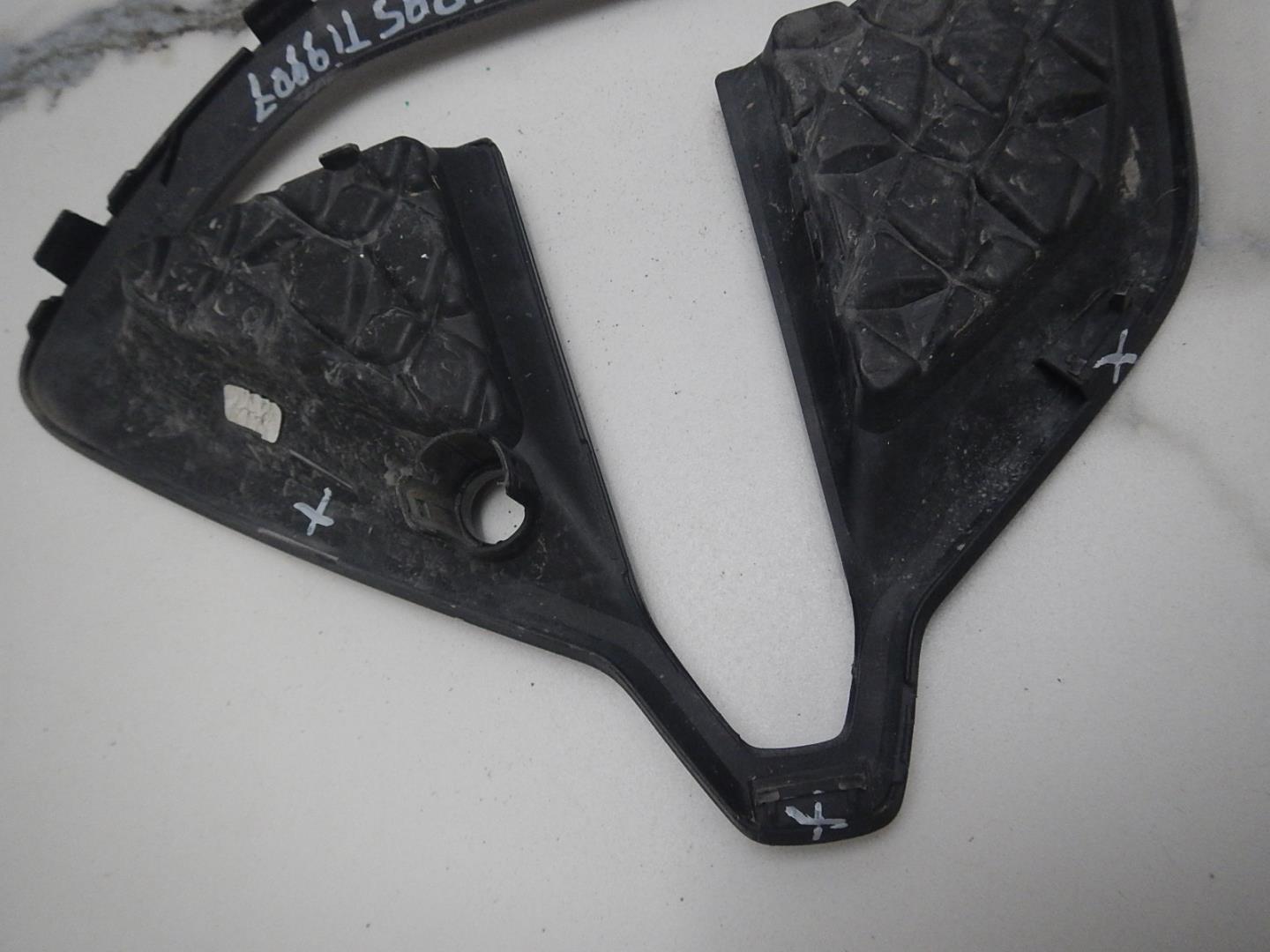 Рамка противотуманной фары левой