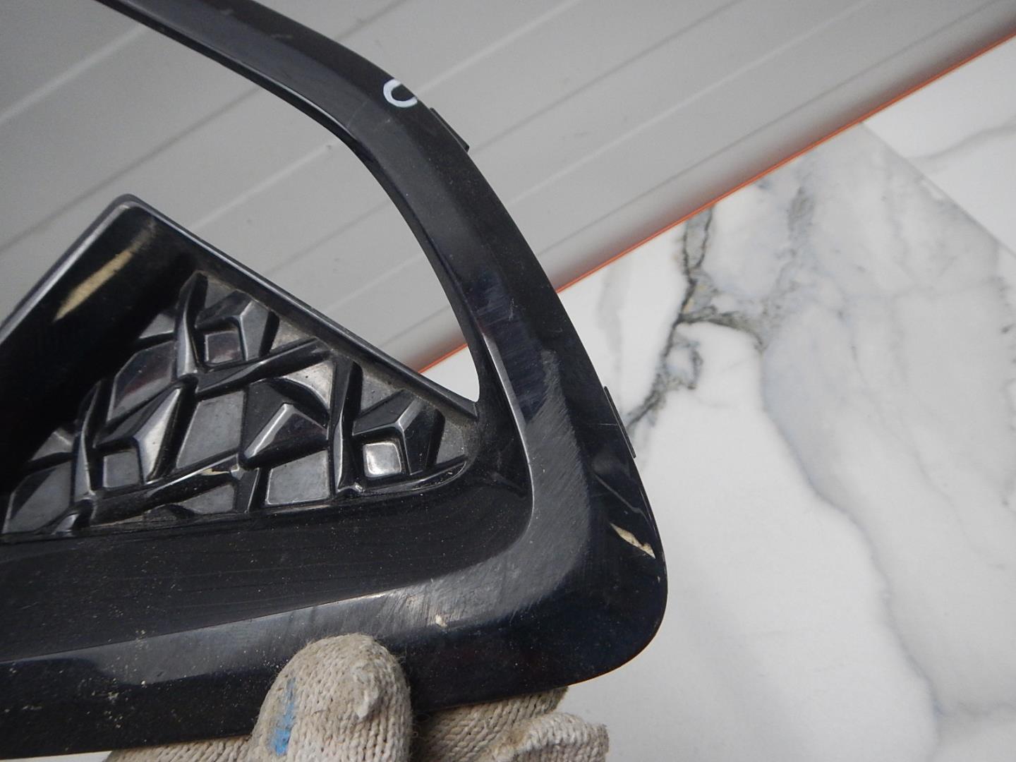 Рамка противотуманной фары левой