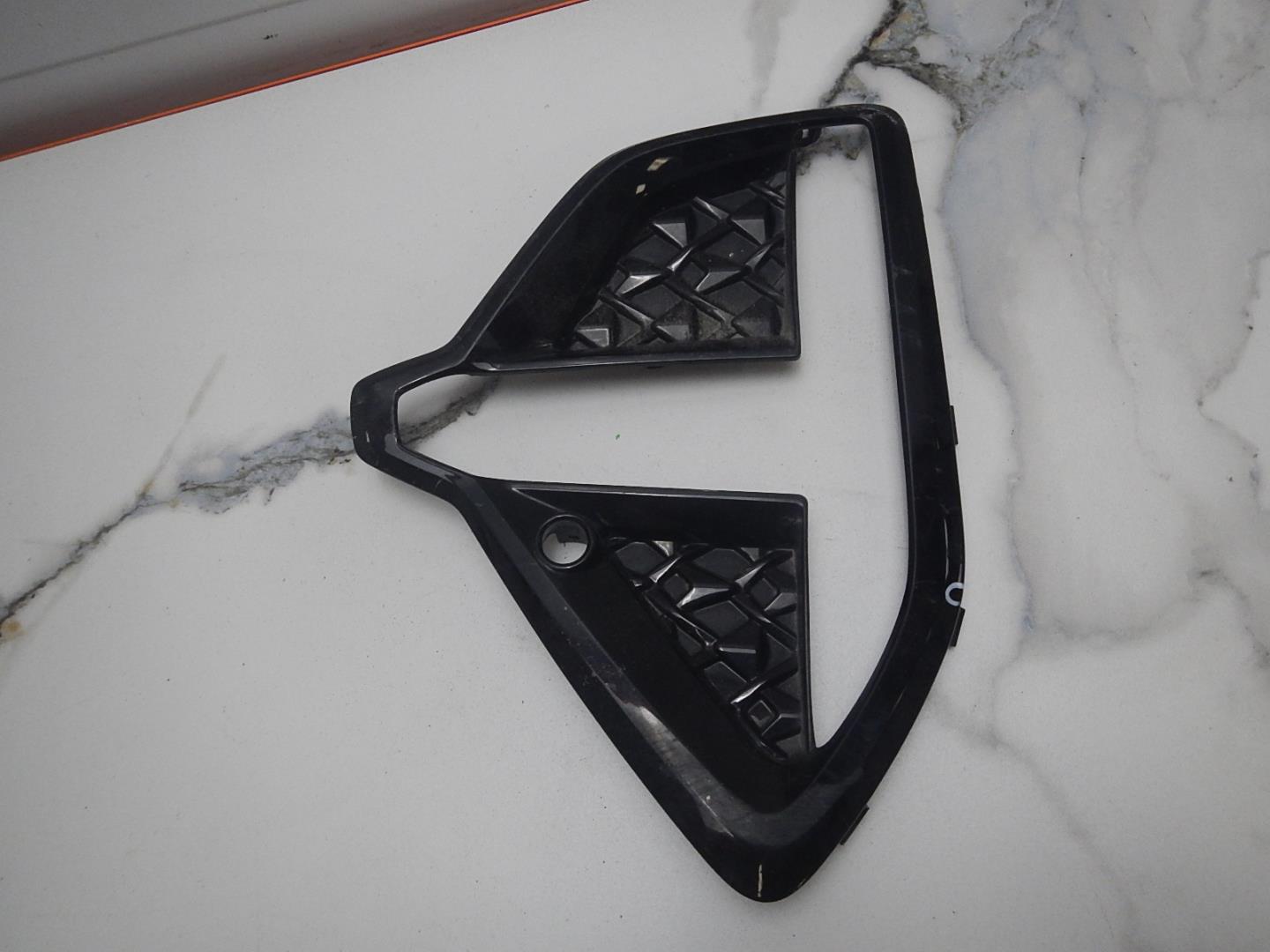 Рамка противотуманной фары левой