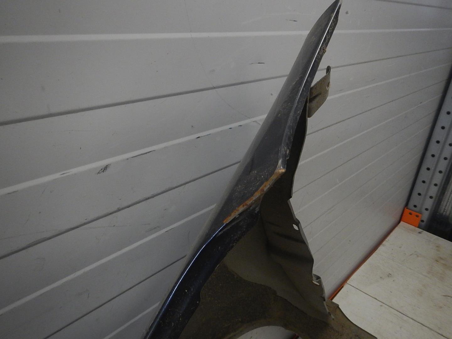 Крыло переднее правое