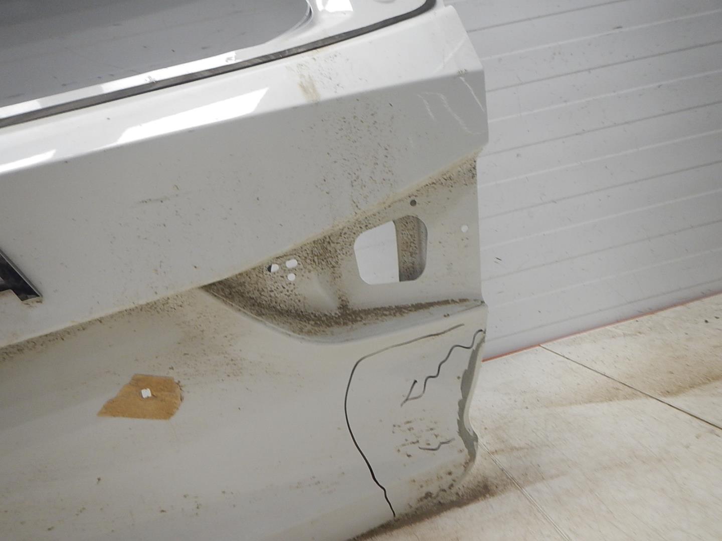 Дверь багажника