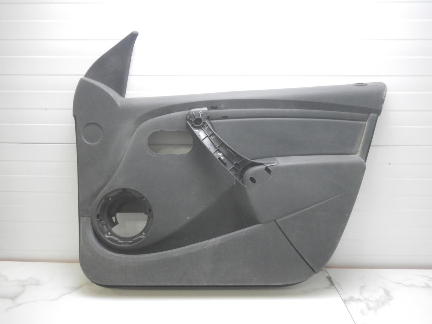 Обшивка двери передней правой