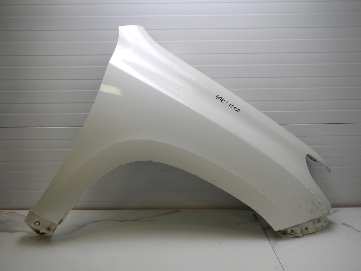 Крыло переднее правое