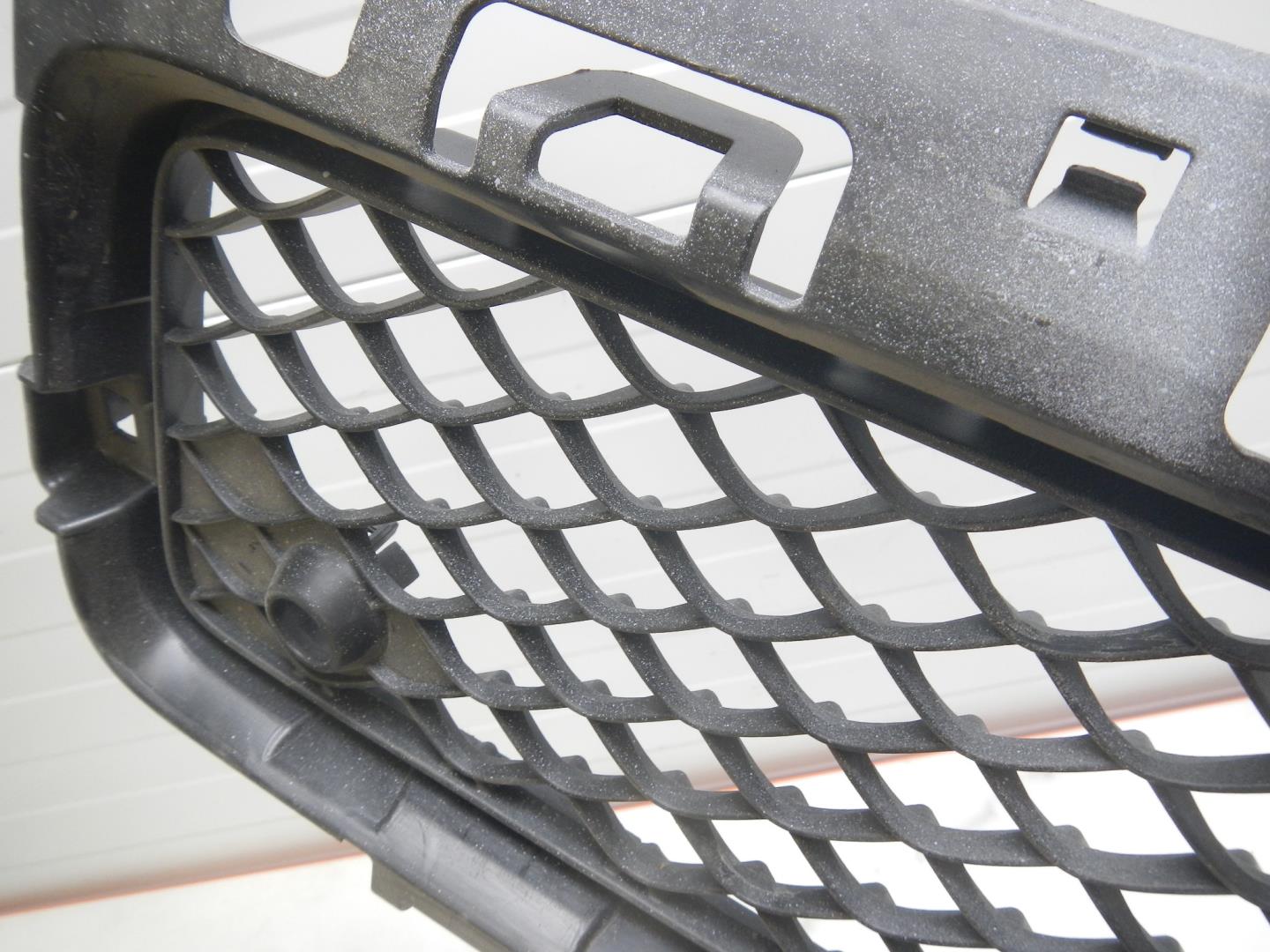 Решетка в бампер центральная