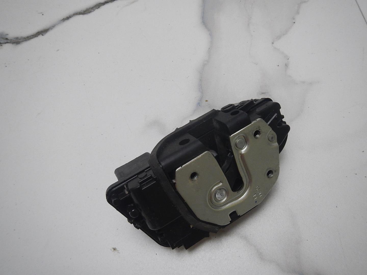 Замок двери задней левой