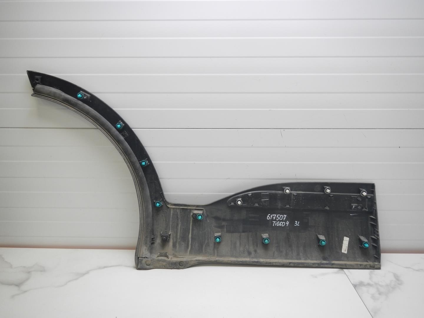 Молдинг задней левой двери