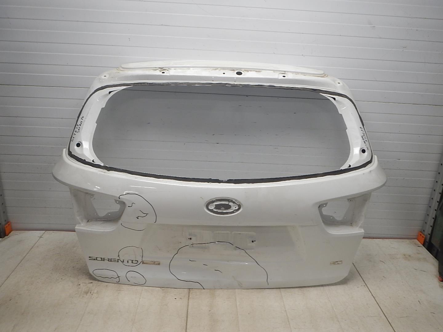 Дверь багажника