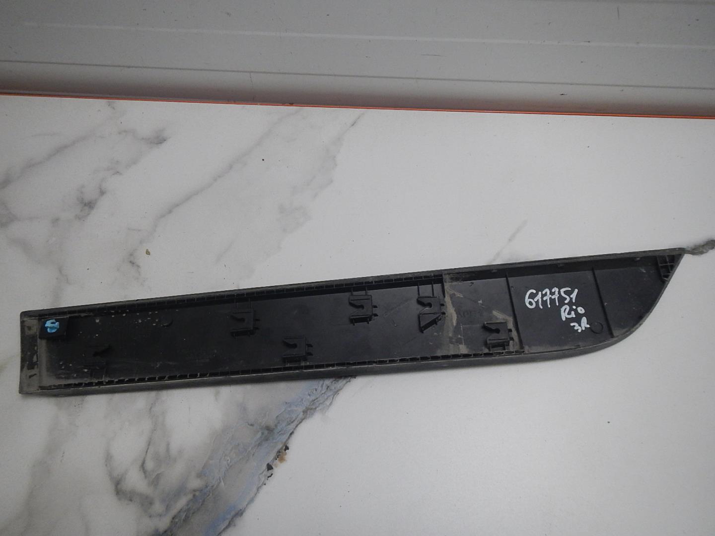 Молдинг задней правой двери