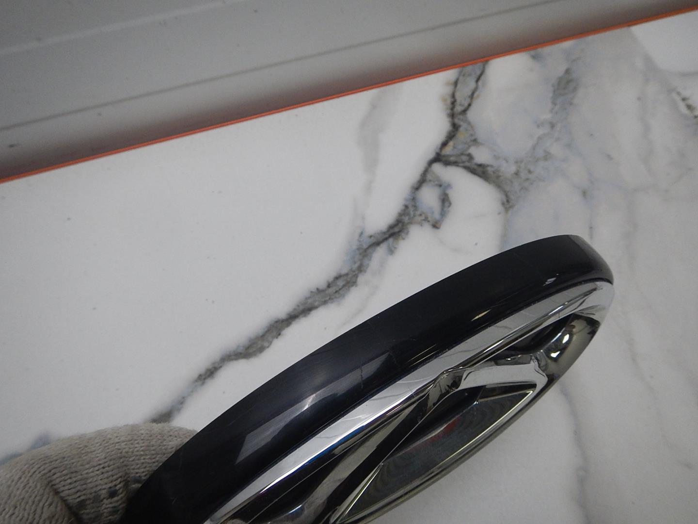 Эмблема на крышку багажника