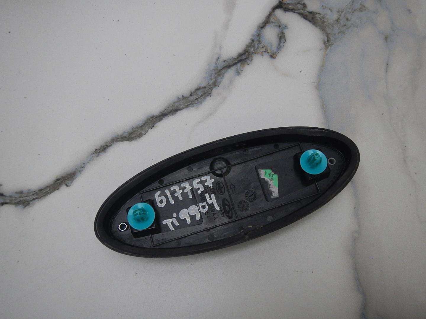 Эмблема на крышку багажника