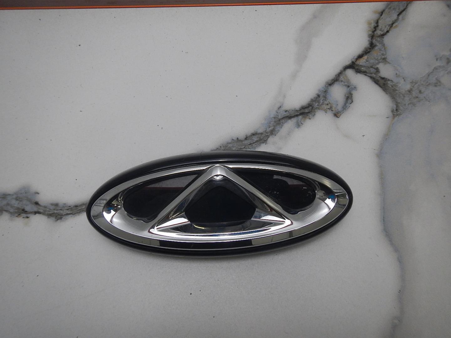 Эмблема на крышку багажника