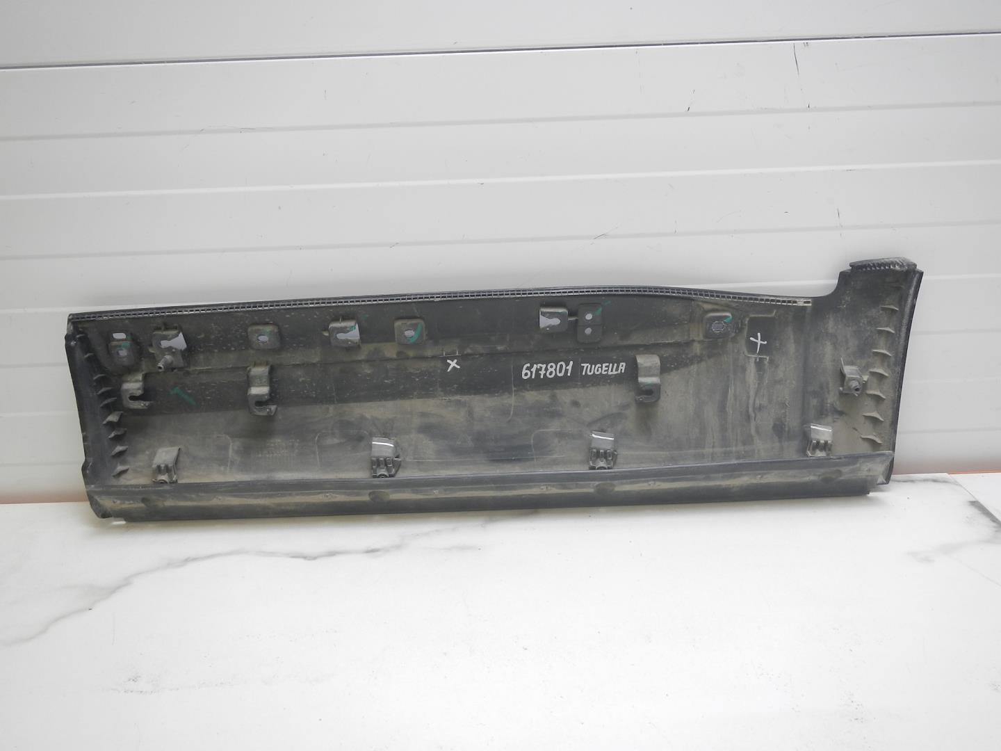 Молдинг задней правой двери