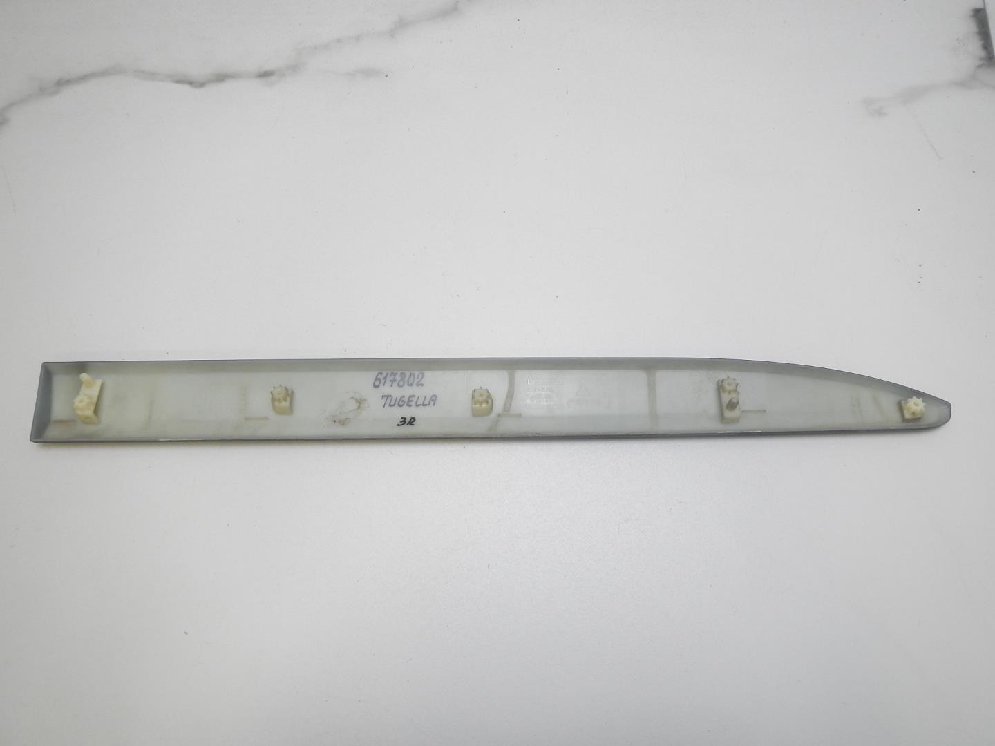 Молдинг задней правой двери