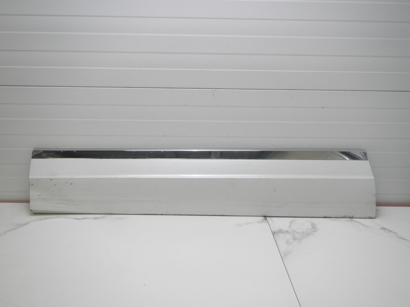 Молдинг передней левой двери