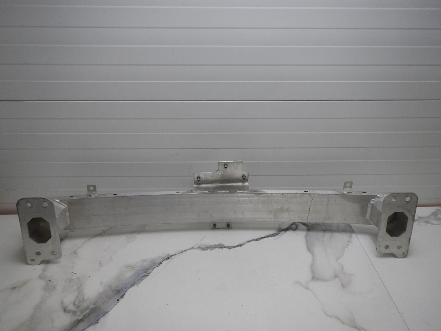 Усилитель переднего бампера