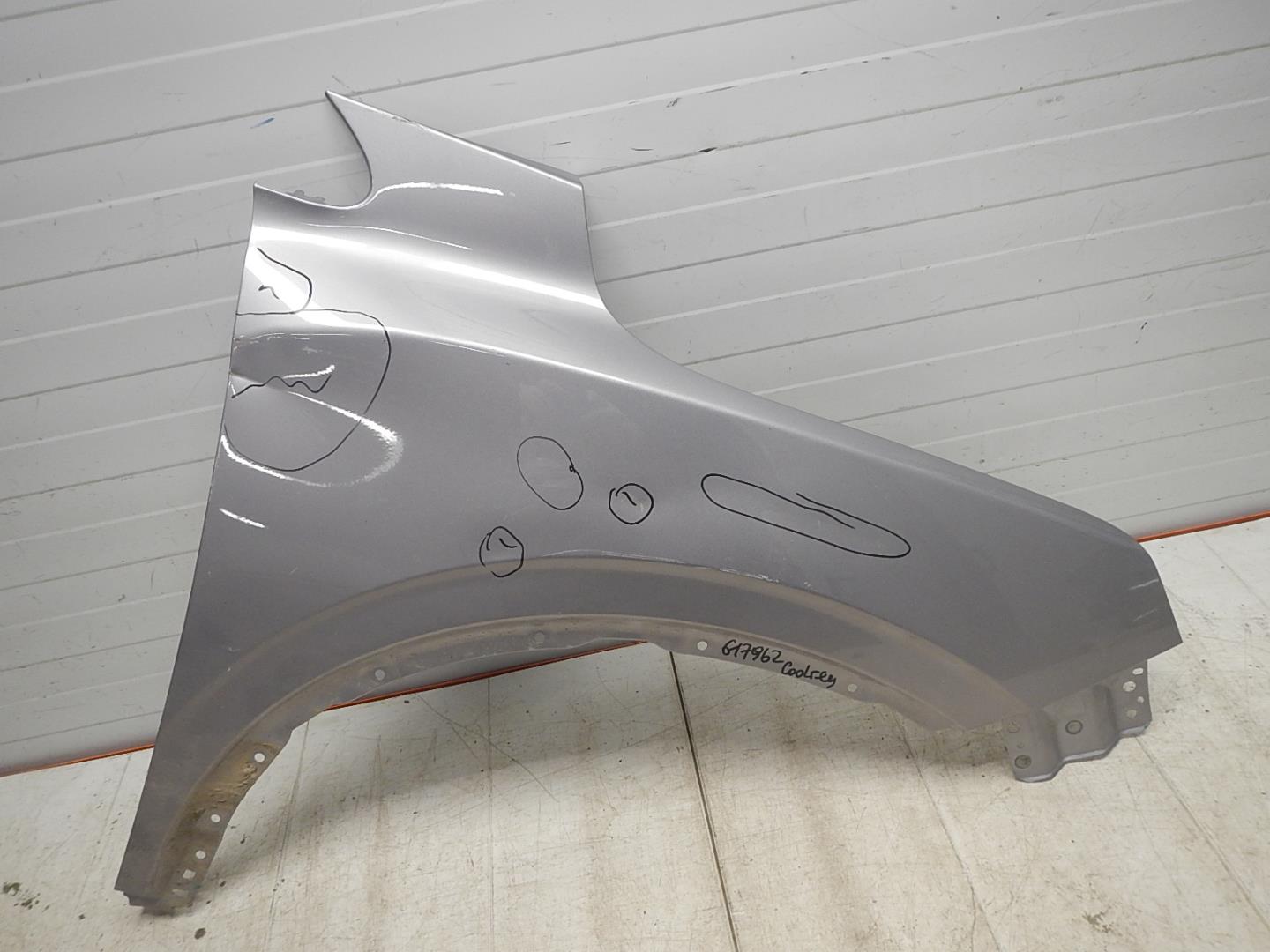 Крыло переднее правое