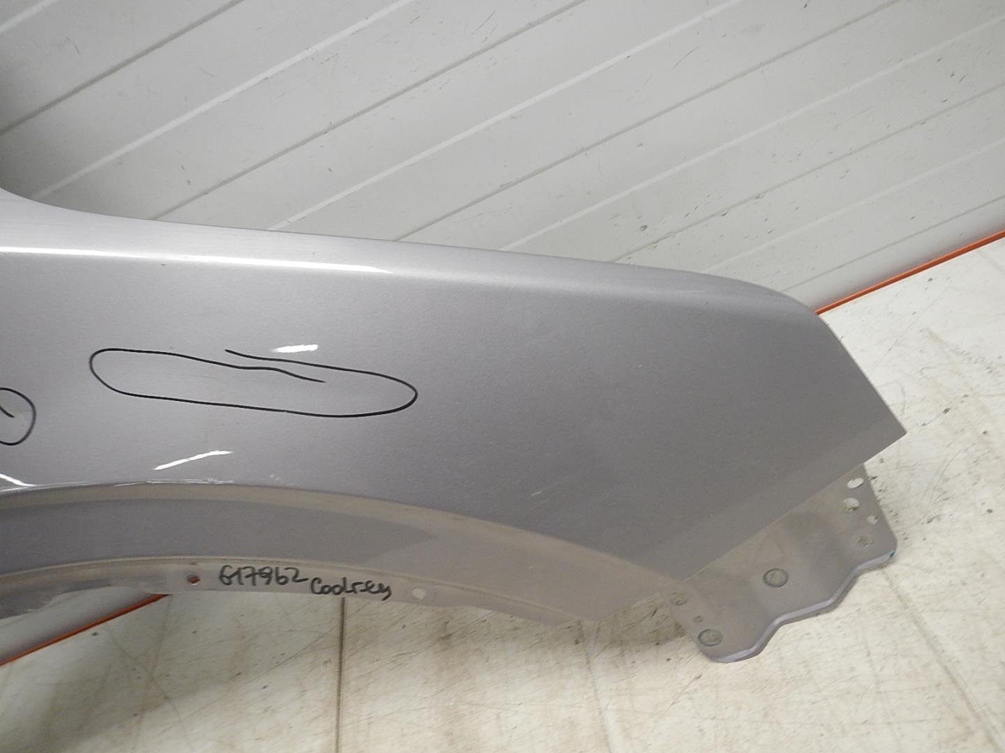 Крыло переднее правое