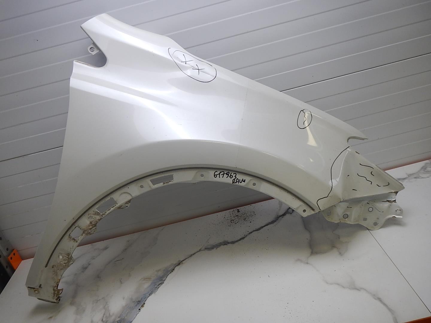 Крыло переднее правое