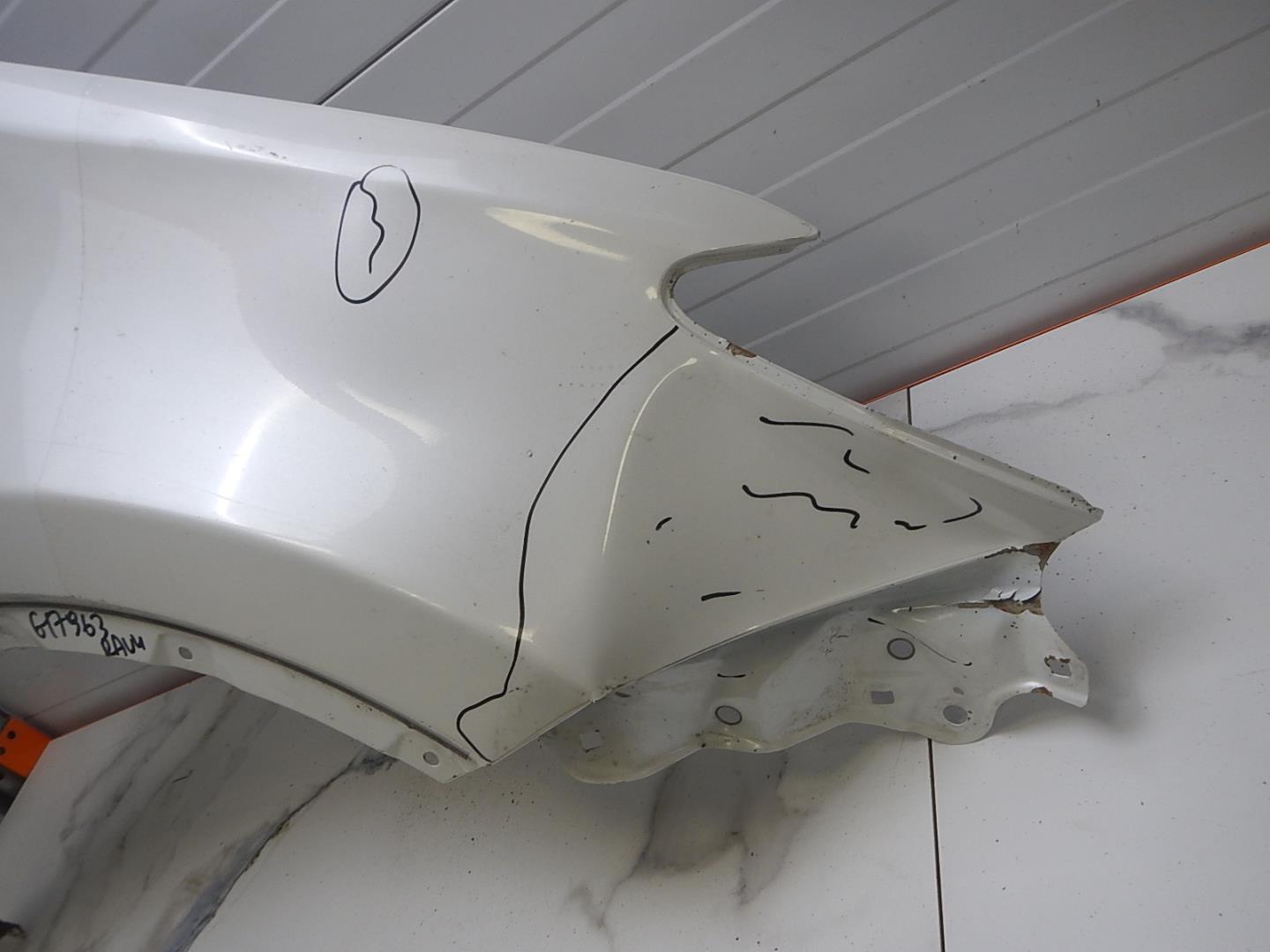 Крыло переднее правое