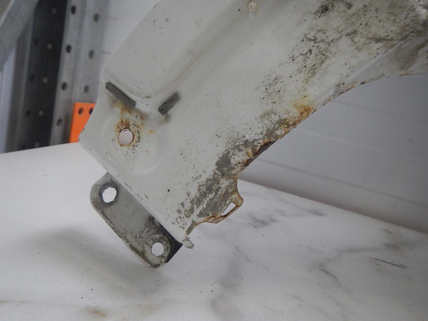 Крыло переднее правое