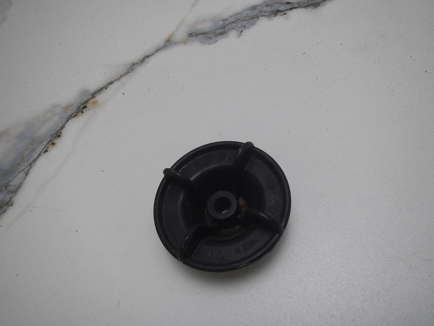 Болт крепления запасного колеса