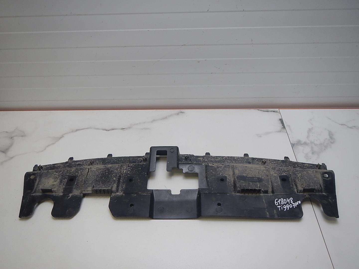 Кожух замка капота