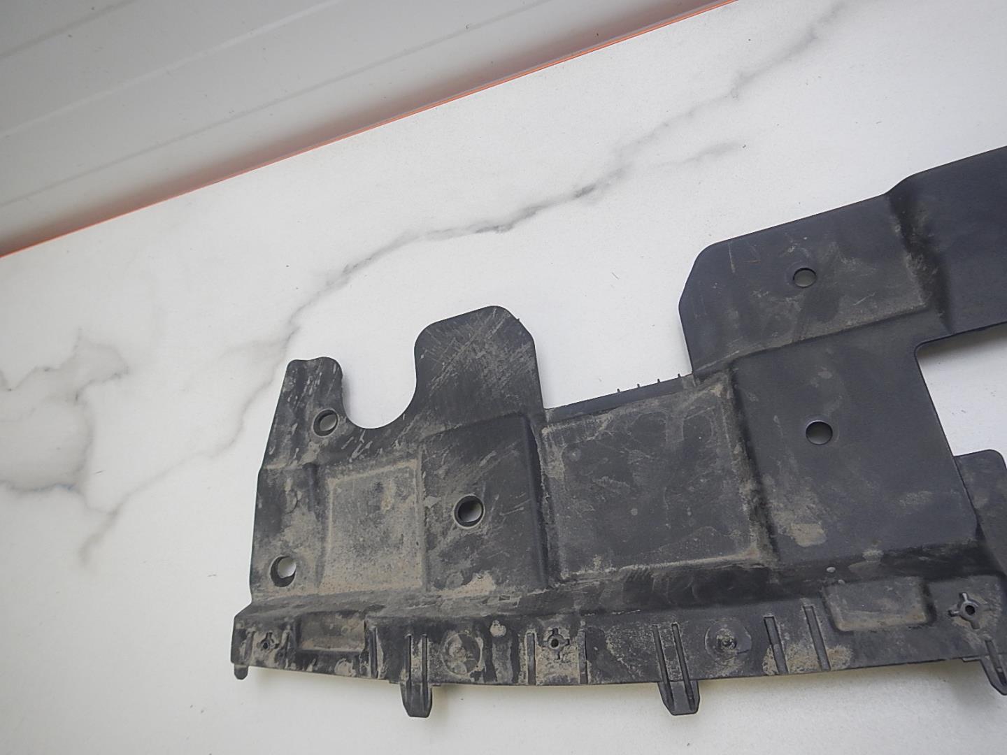 Кожух замка капота