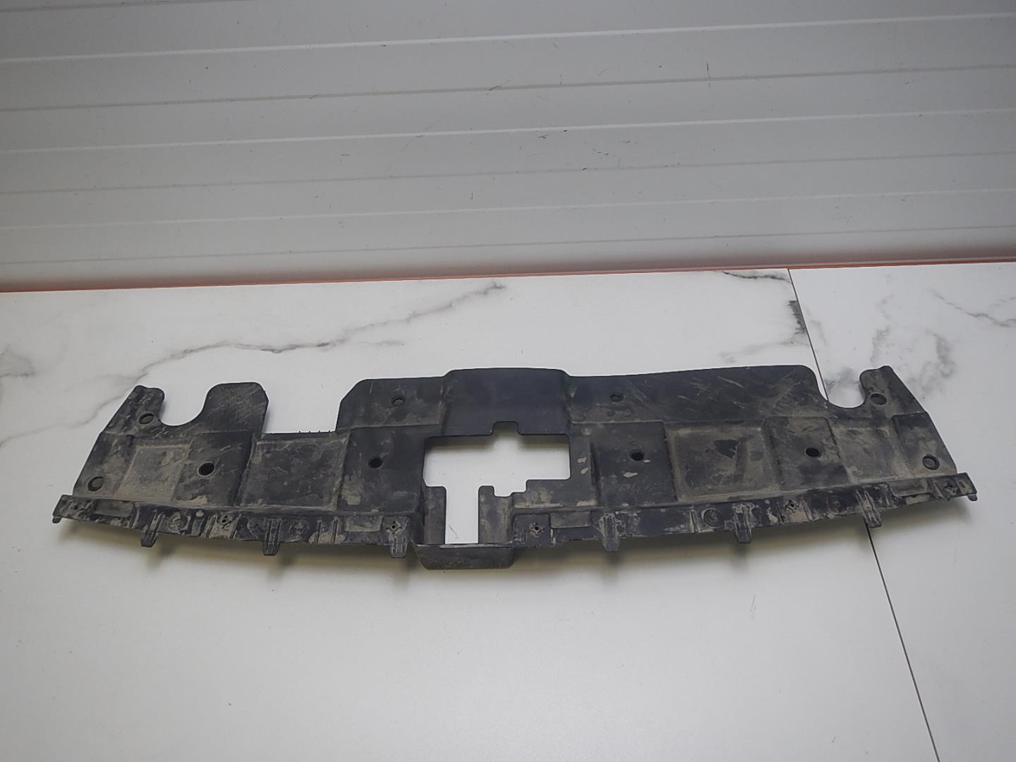 Кожух замка капота