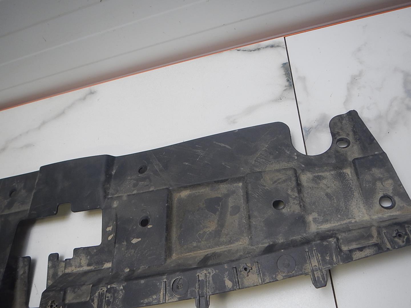 Кожух замка капота