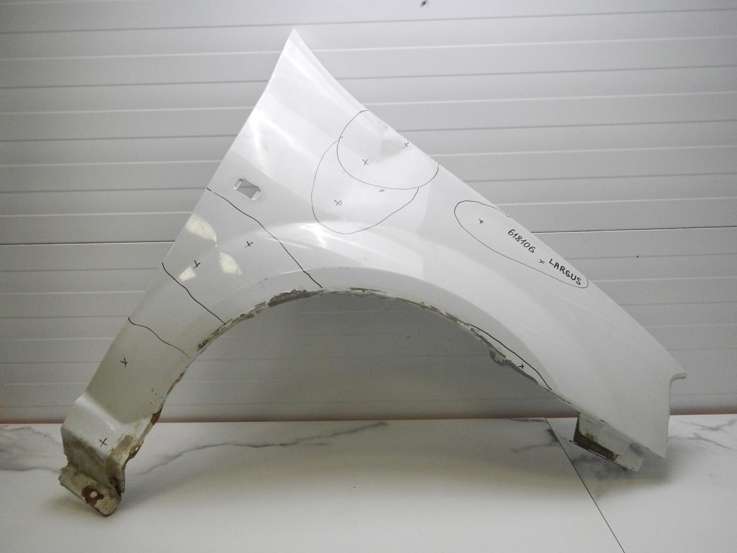 Крыло переднее правое