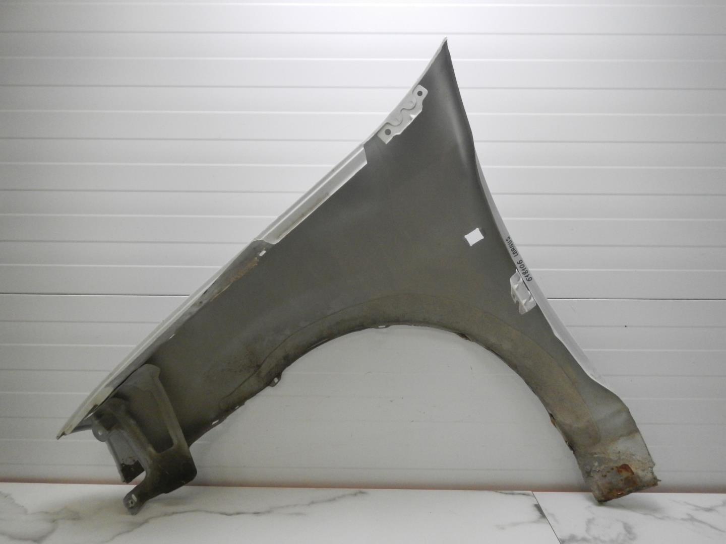 Крыло переднее правое