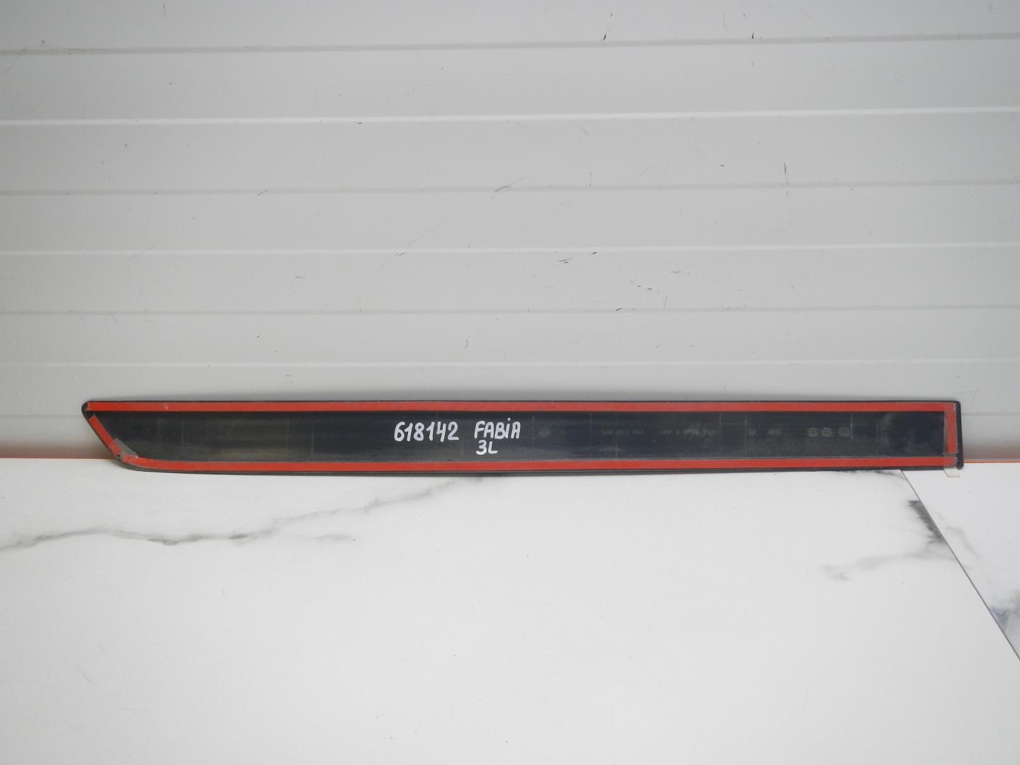 Молдинг задней левой двери